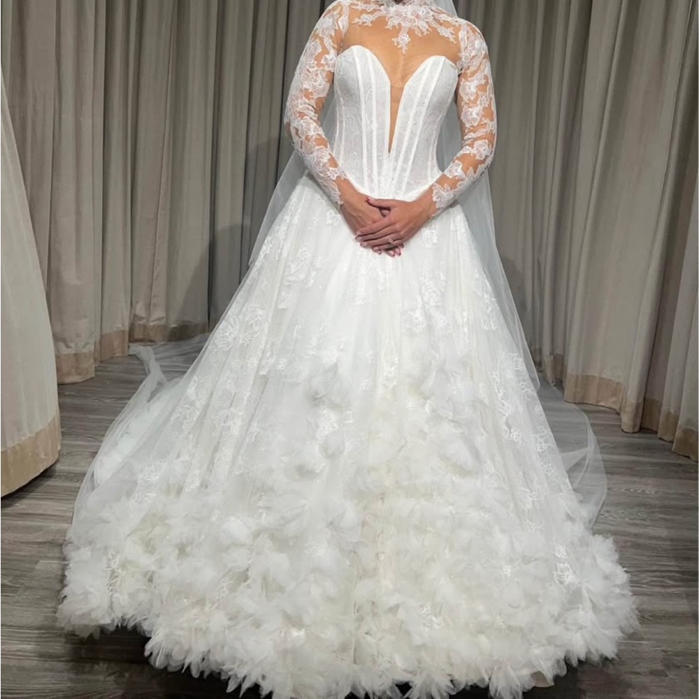 Elegant White Lace Ball Gown Wedding Dress